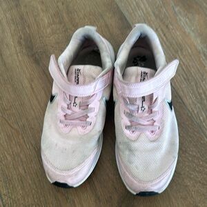 NIKE star running girls shoes. Color pink. Size 2.
